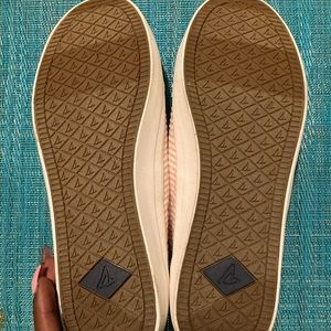 Women’s sperry peachish pink is the color